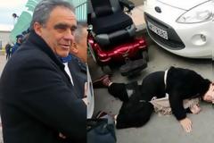 Ο Γιώργος Ψαθάς διαψεύδει τους «Διασώστες του ΕΚΑΒ»: «Η φωτογραφία με την σωριασμένη γυναίκα ΑμεΑ δεν είναι από τα Ψαχνά»