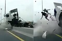 Σύγκρουση - ΣΟΚ σε Εθνική Οδό - Η Εκτίναξη του οδηγού από τη θέση τους θα σας τρομάξει [photos+video]