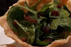 Φωλιά παρμεζάνας με σπανάκι και σως με μέλι και βαλσάμικο