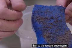 Ρίχνει ένα ποτήρι αλάτι μέσα στο νεροχύτη - Δεν πάει το μυαλό σας γιατί