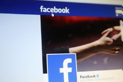 Αναστάτωση στην ΕΛ.ΑΣ. από προφίλ γυμνού αστυνομικού στο Facebook με λεφτά & όπλα