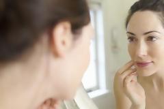 Σηκώνεστε το πρωί με πρησμένα μάτια; Δείτε τι μπορείτε να κάνετε…