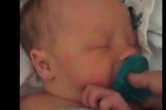 Σπαράζει καρδιές! Μητέρα ετοιμάζεται να δώσει το παιδί της για υιοθεσία και του εξηγεί τους λόγους