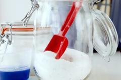 4 μοναδικές χρήσεις της μαγειρικής σόδας στα ρούχα του πλυντηρίου!