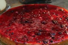 Κέικ με γιαούρτι, αποξηραμένα cranberries και μαρμελάδα φράουλα