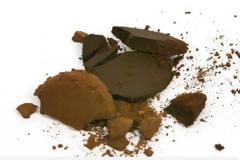 Μαζεύει υπολείμματα καφέ. Μόλις δείτε γιατί δεν θα τον πετάξετε ποτέ ξανά [video]