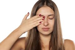 Πετάει το μάτι; Γιατί συμβαίνει και πώς σταματάει