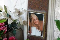 Δείτε τι έχει συμβεί στον τάφο της Αλίκης Βουγιουκλάκη [photo]