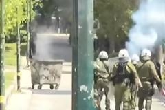 Επίθεση χούλιγκαν στη διμοιρία έξω από το Πολυτεχνείο - Τραυματίστηκαν αστυνομικοί