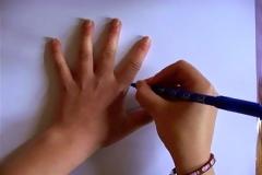 Αρχίζει να ζωγραφίζει το χέρι της με ένα στυλό - Σας μοιάζει βαρετό; Για δείτε το μέχρι το τέλος! [video]