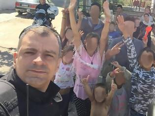 Φωτογραφία για Αστυνομικός της ΔΙΑΣ από το Αγρίνιο σχολιάζει τη «συγνώμη» στο Athens Pride (φωτο) Μιλά για απόστημα και δυσοσμία και φωτογραφίζεται με παιδιά ρομά