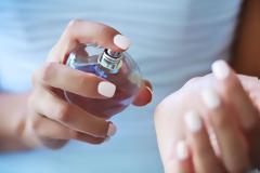 Ποιος είναι ο ιδανικός τρόπος για να βάζουμε άρωμα;