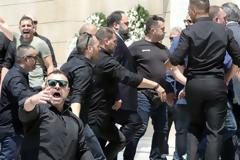 Επεισοδιακή άφιξη Μαρινάκη στη κηδεία Γιαννακόπουλου - Αποδοκιμασίες και μπουκάλια κατά του προέδρου του Ολυμπιακού (ΒΙΝΤΕΟ)