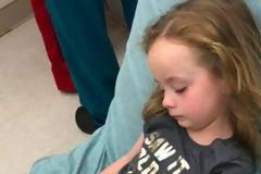 5χρονη παρέλυσε ξαφνικά από τσιμπούρι - Η φωτογραφία στο facebook και η ανάρτηση της μητέρας