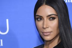 Η Κιμ Καρντάσιαν έβαψε τα μαλλιά της μπλε και για κάποιον περίεργο λόγο της πάνε