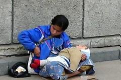 Έχετε αναρωτηθεί ποτέ γιατί τα παιδιά που κρατούν οι ζητιάνες κοιμούνται συνεχώς;