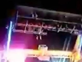 Φωτογραφία για Βίντεο-σοκ από το λούνα παρκ του θανάτου: Άνοιξαν οι μπάρες ασφαλείας και έπεσαν από τα 10 μέτρα