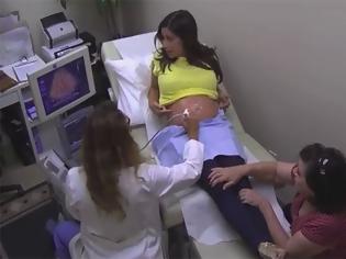 Φωτογραφία για Πήγε στο νοσοκομείο για να δει το υπερηχογράφημα της εγκύου κόρης της - Αυτό που αντίκρισε ξεπερνά κάθε φαντασία... [video]