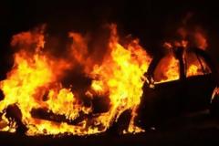 Μπαράζ εμπρηστικών επιθέσεων σε οχήματα ιδιωτικής ταχυδρομικής