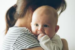 Αγαπητή εξαντλημένη μαμά… Σου υπόσχομαι οτι θα έρθει ο καιρός που θα κοιμηθείς και πάλι!