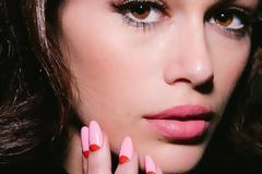 Αυτό είναι το χρώμα στα νύχια που θα αντικαταστήσει το κλασικό κόκκινο φέτος το καλοκαίρι