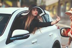 Οι συμπεριφορές που σε κάνουν αντιπαθή