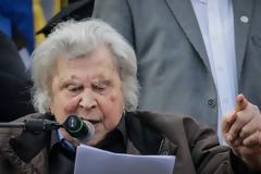 Μίκης Θεοδωράκης: Κάποτε διαδήλωνες για το «Κάτω οι δολοφόνοι των Λαών». Τι σου λέει άραγε όταν τώρα όλοι αυτοί σε συγχαίρουν;