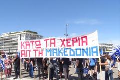 Ακραίοι και κρανοφόροι προβοκάτορες επιχειρούν να διαλύσουν την συγκέντρωση των Ελλήνων πολιτών στο Σύνταγμα