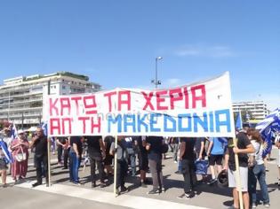 Φωτογραφία για Ακραίοι και κρανοφόροι προβοκάτορες επιχειρούν να διαλύσουν την συγκέντρωση των Ελλήνων πολιτών στο Σύνταγμα