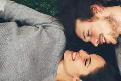 Σε ποια ηλικία οι άνθρωποι είναι ευτυχισμένοι, πότε κάνουν το καλύτερο σεξ και άλλα