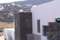 Μετά τα κοντέινερ-σπίτια... οι μαύρες βίλες