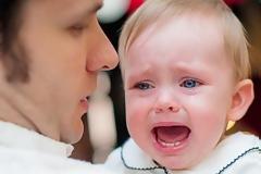 «Η αγωνία του να σε απορρίπτει το ίδιο σου το παιδί»: Ένας μπαμπάς εξομολογείται