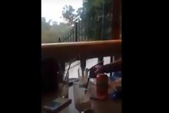 Η στιγμή που πίνουν καφέ και «σκάει» κεραυνός δίπλα τους - Σοκάρει το ΒΙΝΤΕΟ από τη Ρόδο!