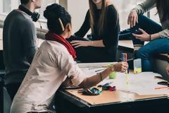 Βαθιά δύσπιστοι απέναντι στην πολιτική και τον συνδικαλισμό οι Έλληνες νέοι