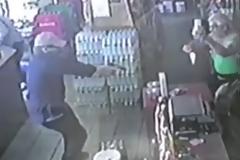 Βίντεο - σοκ: Ληστής πυροβολεί εν ψυχρώ ιδιοκτήτη κάβας στο Π. Φάληρο