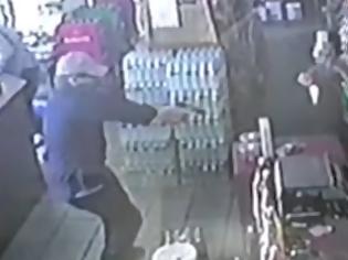 Φωτογραφία για Βίντεο - σοκ: Ληστής πυροβολεί εν ψυχρώ ιδιοκτήτη κάβας στο Π. Φάληρο