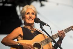 Παρίσι: Πορτιέρης κλαμπ έριξε «πόρτα» στην Τζόαν Μπαέζ διότι... δεν του άρεσαν τα παπούτσια της!