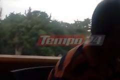 Βίντεο που κόβει την ανάσα - Κεραυνός πέφτει δίπλα τους σαν βόμβα