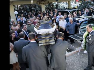 Φωτογραφία για Θλίψη στην κηδεία της συζύγου του Πύρρου Δήμα