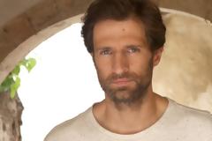 Ο Μάξιμος Μουμούρης κάνει παράσταση το πιο αμφιλεγόμενο έργο των Pink Floyd