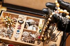 Ηράκλειο: Έκλεψε τα κοσμήματα και τα έκρυψε στον… δρόμο