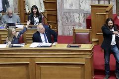 Με το βουλευτικό αυτοκίνητο και με ταχύτητα 180 χλμ ξέφυγε από τα μπλόκα ο Μπαρμπαρούσης