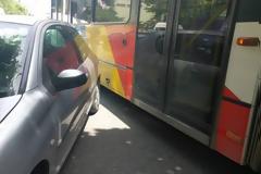 Μποτιλιάρισμα στην Δελφών μετά από σύγκρουση λεωφορείου με παράνομα σταθμευμένο Ι.Χ.