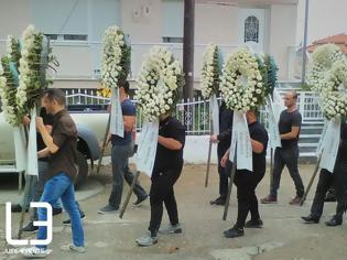 Φωτογραφία για ΦΩΤΟ: Συγκίνηση στην κηδεία του 31χρονου ΕΠΟΠ που σκοτώθηκε σε τροχαίο - Στεφάνια από Καμμένο και αρχηγό ΓΕΣ