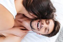 Οι 13 ατάκες που λατρεύει να ακούει στο κρεβάτι ένας άντρας