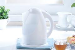 Δεν πάει ο νους σας πόσο εύκολα μπορείτε να διώξετε τα άλατα από τον βραστήρα σας!