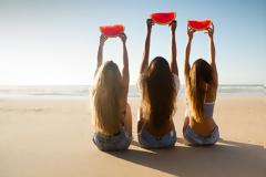 Οκτώ καλοκαιρινές τροφές για να ξεφουσκώσεις πριν την παραλία