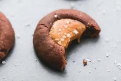 Μπισκότα σοκολάτας με salty καραμέλα