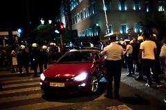 Επίθεση με ρόπαλα σε αυτοκίνητα βουλευτών (ΦΩΤΟ)