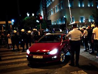 Φωτογραφία για Επίθεση με ρόπαλα σε αυτοκίνητα βουλευτών (ΦΩΤΟ)